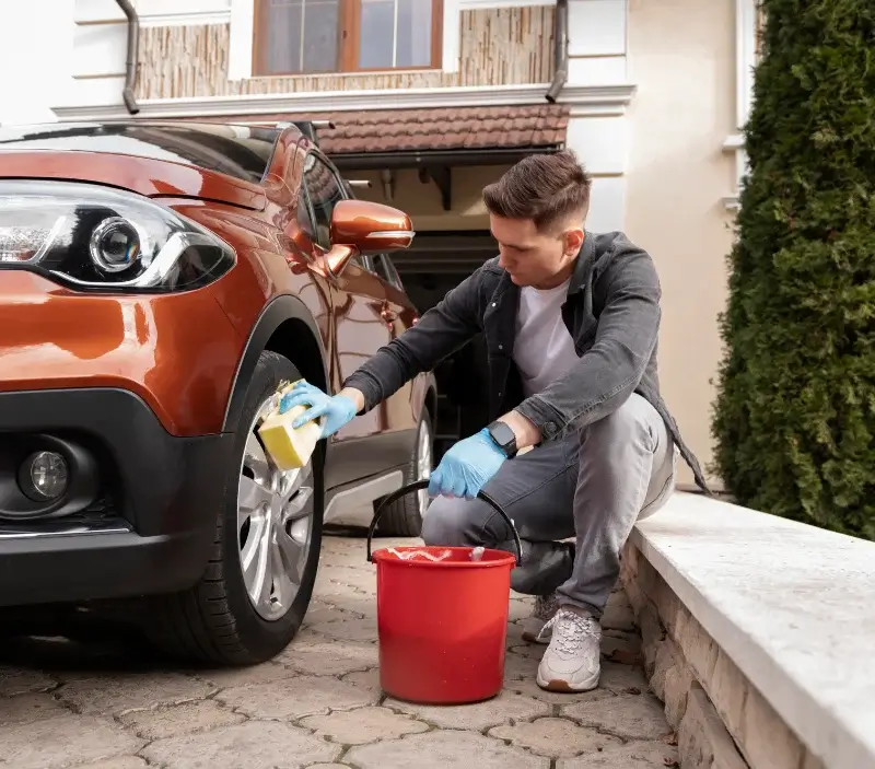 Lavage auto à domicile L'Herm : professionnel intervenant sur un véhicule